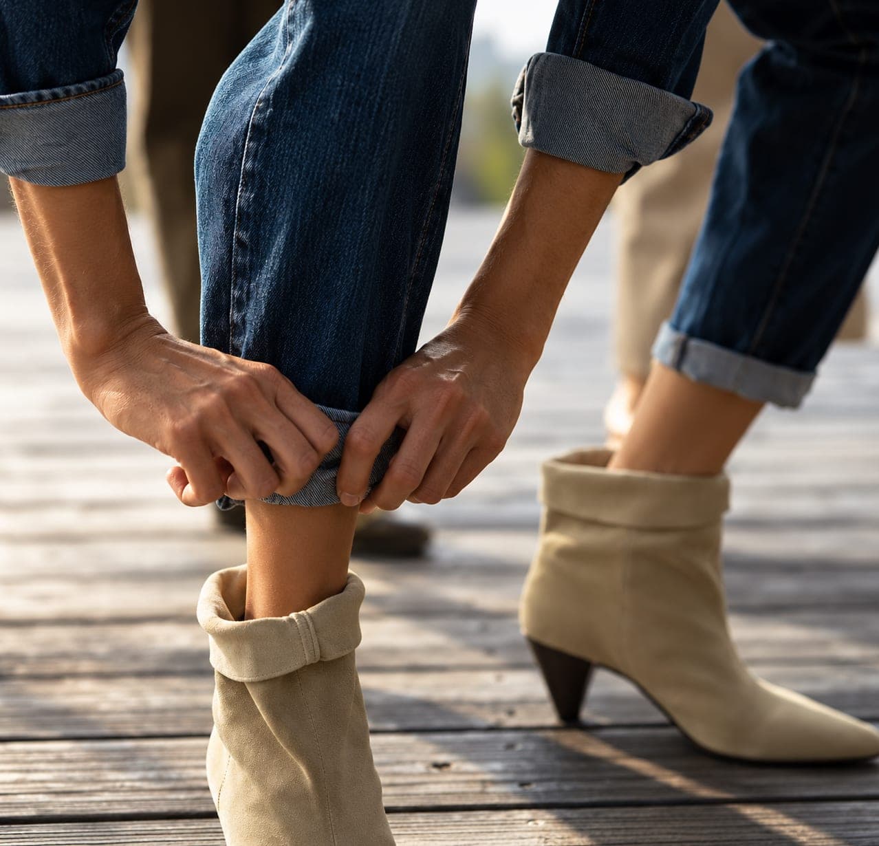 e5 promo: close-up of boots and rolled-up jeans