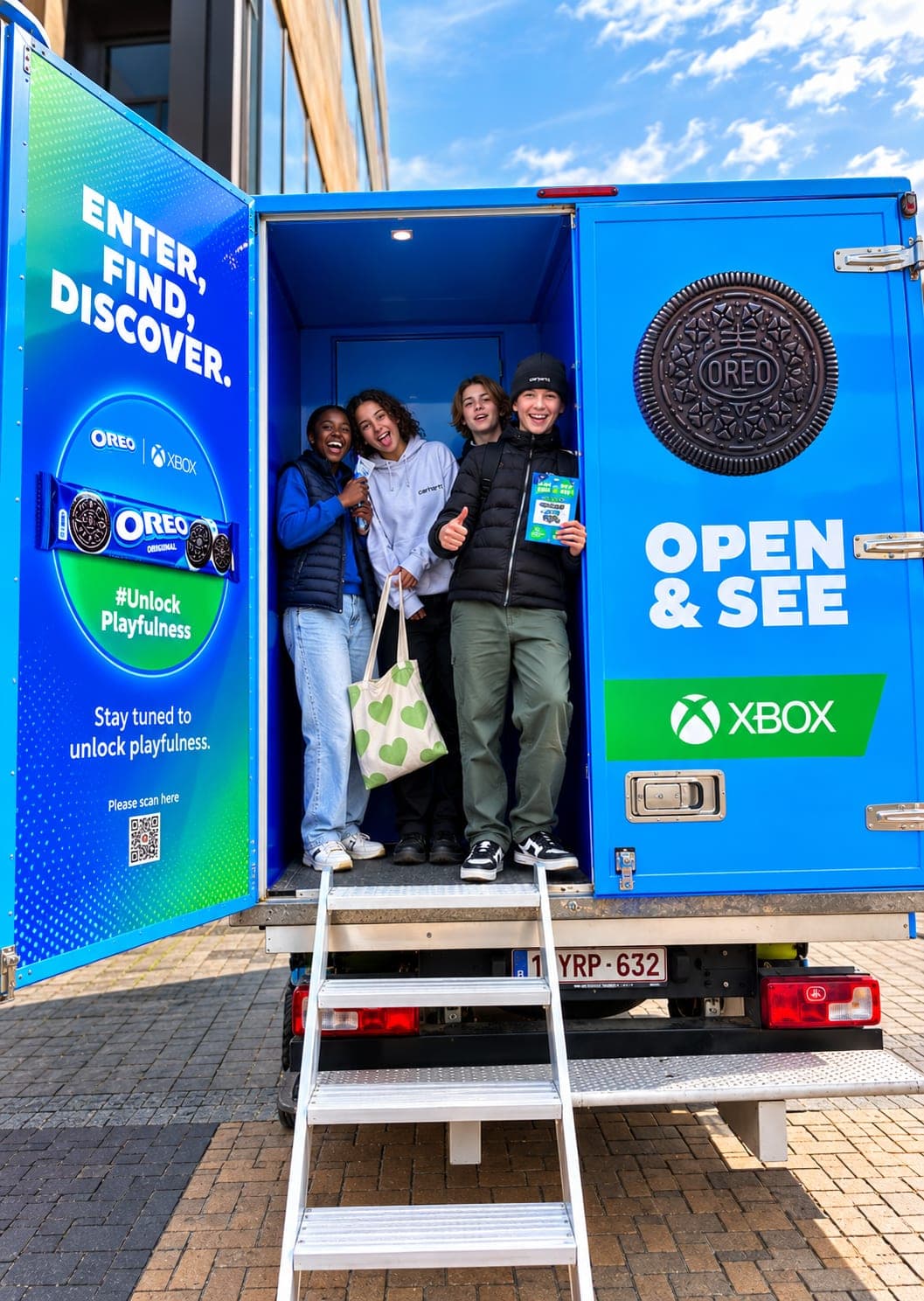 Players at the open OREO x XBOX truck: “Open & see”